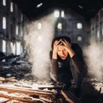 Mulher gritando em desespero